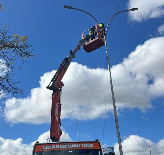 Montacargas Alver Reparación Postes Alumbrado Público Grúa Pitman en Caracas